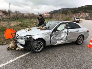 Eğirdir’de Kontrolden Çıkan Otomobil Meyve Tezgahına Daldı