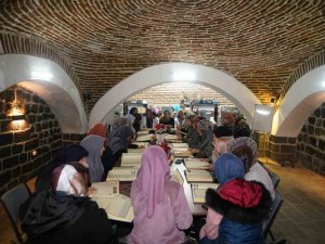 Diyarbakır’da Depremde Hayatını Kaybedenler İçin Hatim Okunuyor