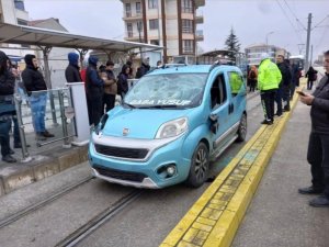 Tramvay Yolundan Giden Aracın Çarptığı 17 Yaşındaki Kader Hayatını Kaybetti