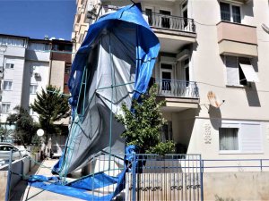 Rüzgârdan Dolayı Savrulan Taziye Çadırı, Apartmana Dayanarak Durdu