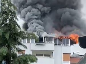 Site İçinde Bulunan Apartmanın Çatısı Alev Alev Yandı