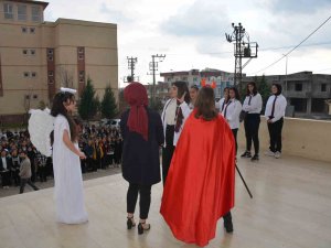 Silopi’de ‘Okulda Bir Gün’ Adlı Tiyatro Gösterimi Sahnelendi