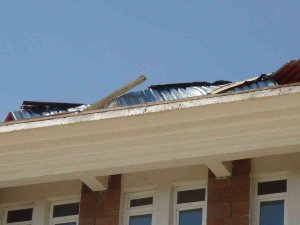 Ahlat’ta Fırtına Okul Çatılarını Uçurdu