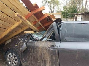 Öğrenciler Dersteyken Fırtına Okulun Çatısını Uçurdu: 3 Araç Zarar Gördü