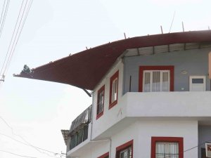 Adana’da Fırtına Çatıları Uçurdu, Ağaçları Devirdi, Elektrik Tellerini Kopardı