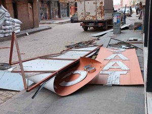 Ağrı’da Şiddetli Fırtına Çatı Ve Tabelaları Yerinden Söktü