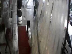Fırtınan Uçurduğu Çatının Altında Kalmaktan Son Anda Kurtuldu