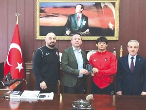 Kaymakam Görmüş’ten Başarılı Güreşçiye Ödül