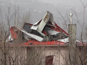 107 Kilometre Hıza Ulaşan Şiddetli Fırtına Çatıları Uçurdu