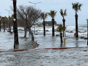 Deprem Bölgesi İ̇skenderun’da Fırtına Denizi Taşırdı, Yangın Çıkardı