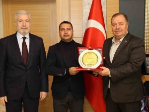 Depremde Vatandaşlara Kapılarını Açan İş Yeri Sahiplerine Plaket