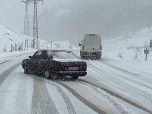 Ilgaz’da Kara Yakalanan Sürücüler Yolda Kaldı