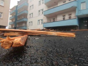Bingöl’de Fırtına Çatıları Uçurdu