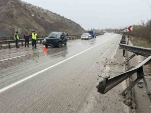 Bariyerlere Çarpan Pikabın Sürücüsü Yaralandı