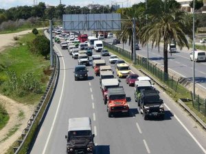 Antalya’da Safaricilerden Tüvtürk Önünde ’Vize’ Eylemi