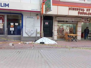 Binadan Kafasına Beton Parçası Düşen Eski Savcı Hayatını Kaybetti