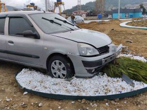 Otomobil Refüje Çıktı: 2 Yaralı