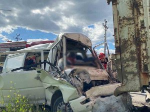Minibüs Park Halindeki Çekiciye Çarptı: 2 Ölü, 4 Yaralı