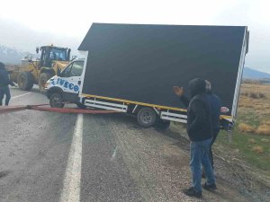 Van’da Şiddetli Rüzgar Çatıları Uçurdu