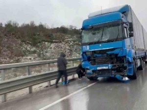 Freni Boşalan Tır, Ambulans Ve 3 Araca Çarptı