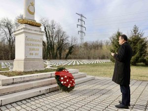 Bakan Dönmez, Budapeşte’de Türk Şehitliğini Ziyaret Etti