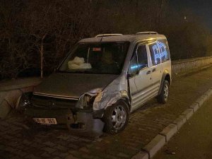Direksiyon Hakimiyetini Kaybetti, Duvarı Yıktı