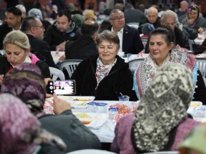Aydın Büyükşehir Belediyesi İftar Sofraları Kurmaya Devam Ediyor