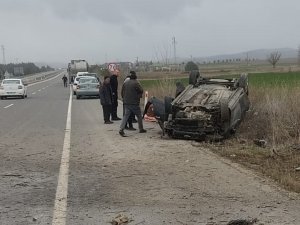 Takla Atan Otomobil Ters Döndü: 2 Yaralı