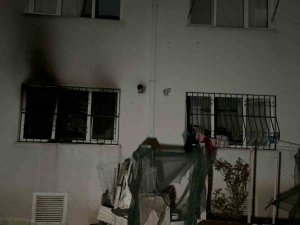 Evini Ateşe Verip Kendini Bıçakladı: 3 Kişi Hastaneye Kaldırıldı