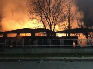 Parfüm Fabrikasındaki Yangın 3 Saattir Sürüyor: Gökyüzü Turuncuya Büründü
