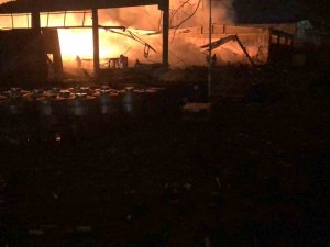 Parfüm Fabrikasındaki Yangın Söndürülemiyor
