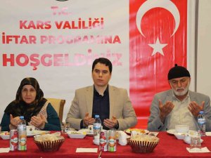 Kars Valiliğinden Depremzedelere İftar Yemeği