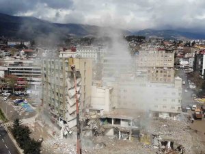 Toza Aldırış Etmeden Cep Telefonlarıyla Enkaz Çalışmasını Görüntülediler