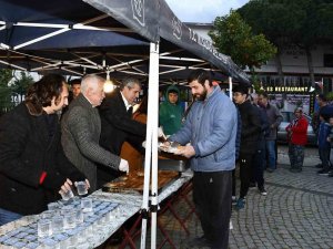 Kuşadası Belediyesi, Davutlar Mahallesi’nde İftar Yemeği Düzenledi