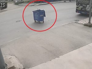 Fırtınanın Savurduğu Çöp Konteyneri Caddede Gezintiye Çıktı: O Anlar Kamerada