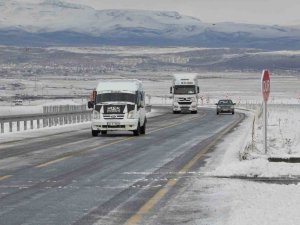 Kars’ta Sürücülerin Buzla İmtihanı