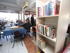 Selçuk’ta, Kahvehanelere Kitap Köşesi