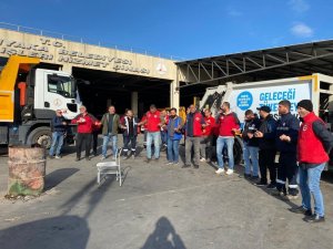 Maaşını Alamayan Karşıyaka Belediyesi İşçileri İş Bıraktı