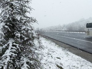 Anadolu Otoyolu Düzce-sakarya Sınırında Kar Etkili Oluyor