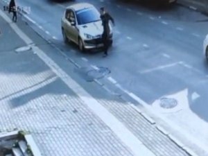 Otomobilin Çarptığı Adam Metrelerce Savruldu