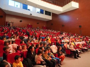 Başkan V. Subaşı Çocuklarla Birlikte Tiyatro Oyununu Seyretti