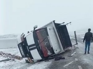 Bingöl’de Kamyonet Devrildi: 2 Yaralı