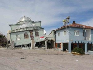İ̇lk Depremde Minaresi, İkincisinde Kendisi Yıkılan Cami Yan Yattı