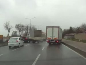 4 Aracın Karıştığı Trafik Kazası Kamerada