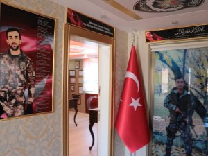 Depremde Şehidin Anı Odasında Tablo Dahi Düşmemiş