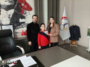 Velilerin Kitap Okuma Yarışmasında Dereceye Girenlere Altın Hediye Edildi