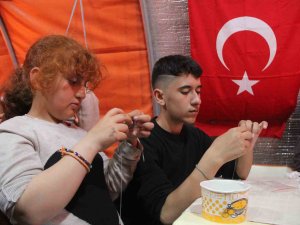 Hatay’da Çadırkentte Anne Ve Çocukları El Sanatları İle Depremin İzlerini Siliyor