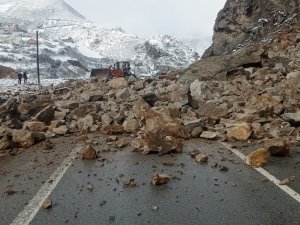 Gümüşhane-Kürtün Yolunda Heyelan