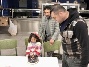 Depremzede Minik Arzu’ya Doğum Günü Sürpriz