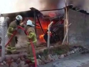 Garajda Çıkan Yangında Traktör Ve Minibüs Küle Döndü